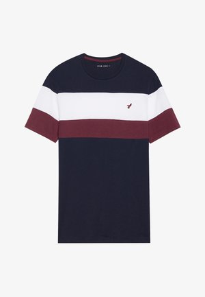 Donkerblauwe T-shirt met horizontale strepen in wit en bordeauxrood. Zacht katoenen materiaal; ronde hals; klein geborduurd logo op de borst.