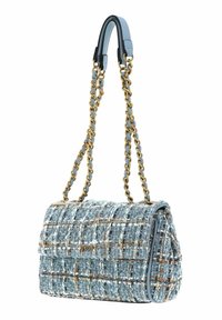 Sac à main en tweed de couleur bleu clair avec une texture tissée. Dispose d'une bandoulière en chaîne dorée et d'une fermeture à rabat magnétique. Les accents comprennent de subtils fils dorés.