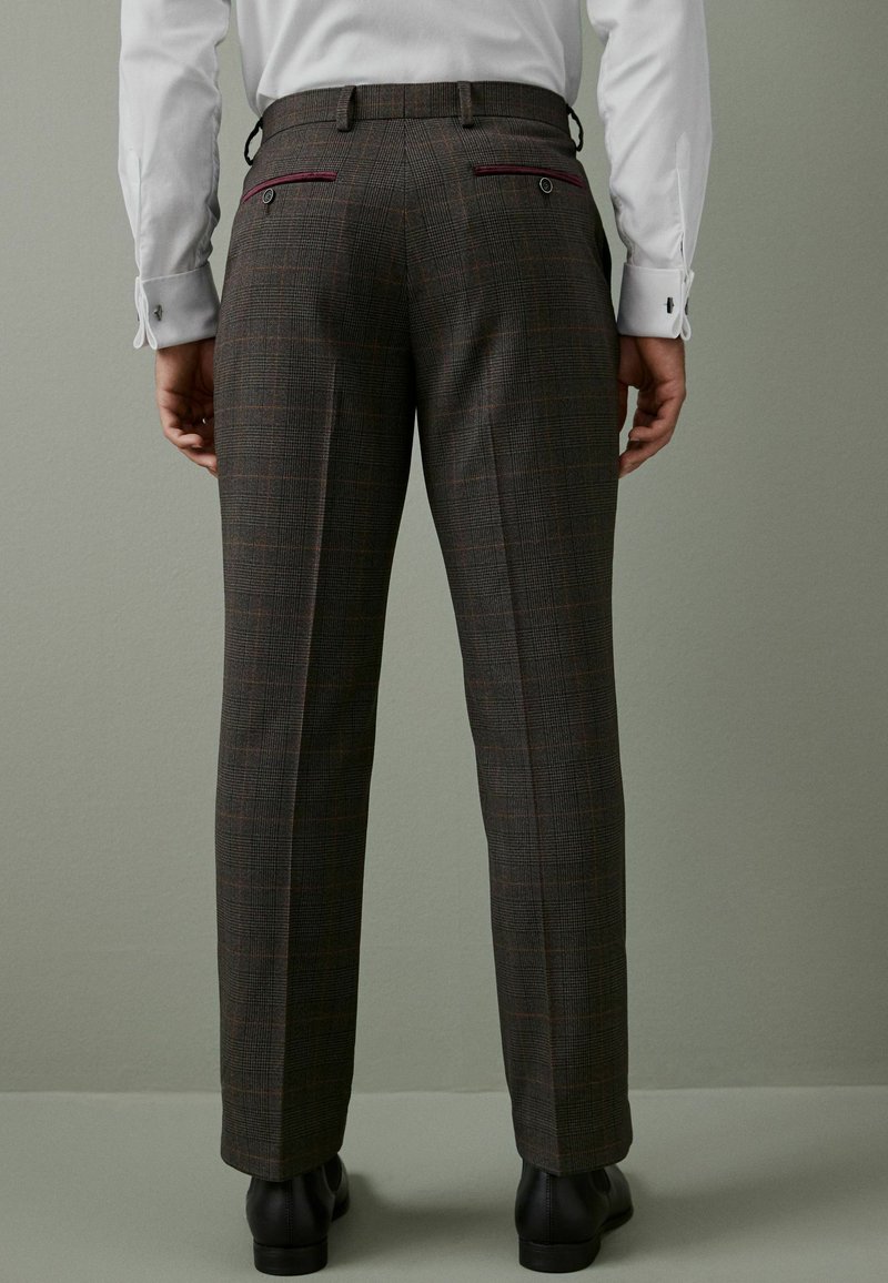 Grå ternede bukser med en slim fit, der har et tekstureret stof, to baglommer med maroon accenter og en glat talje.