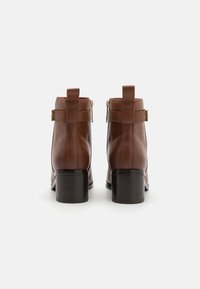 Tommy Hilfiger LOGO MID HEEL BOOTIE - Ankle Boot - cognac brown