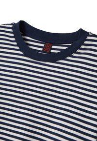 Camiseta a rayas azul marino y blanca con cuello redondo acanalado y una pequeña etiqueta cerca del escote. Tejido suave de mezcla de algodón.