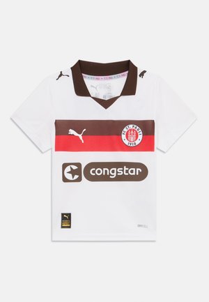 Balta sporta kreklā ar brūniem un sarkaniem horizontāliem svītrām, brūnu apkakli, Puma logo, FC St. Pauli emblēmu un "congstar" grafiku. DryCELL audums.