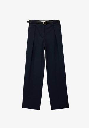 Marineblauwe geplooide broek van geweven stof, met een zwarte riem met een zilveren gesp. Wijd gesneden, zonder zichtbare zakken.
