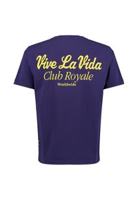 Camiseta de algodón morada con mangas cortas, que presenta un texto amarillo llamativo: "Vive La Vida Club Royale Worldwide" en la parte de atrás.
