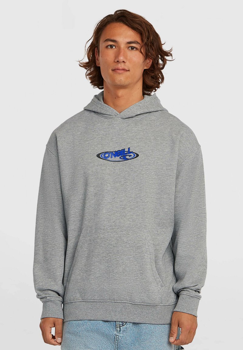 Sweat à capuche gris en tissu doux, avec une poche frontale, des poignets côtelés et un logo bleu brodé sur la poitrine. Coupe décontractée.