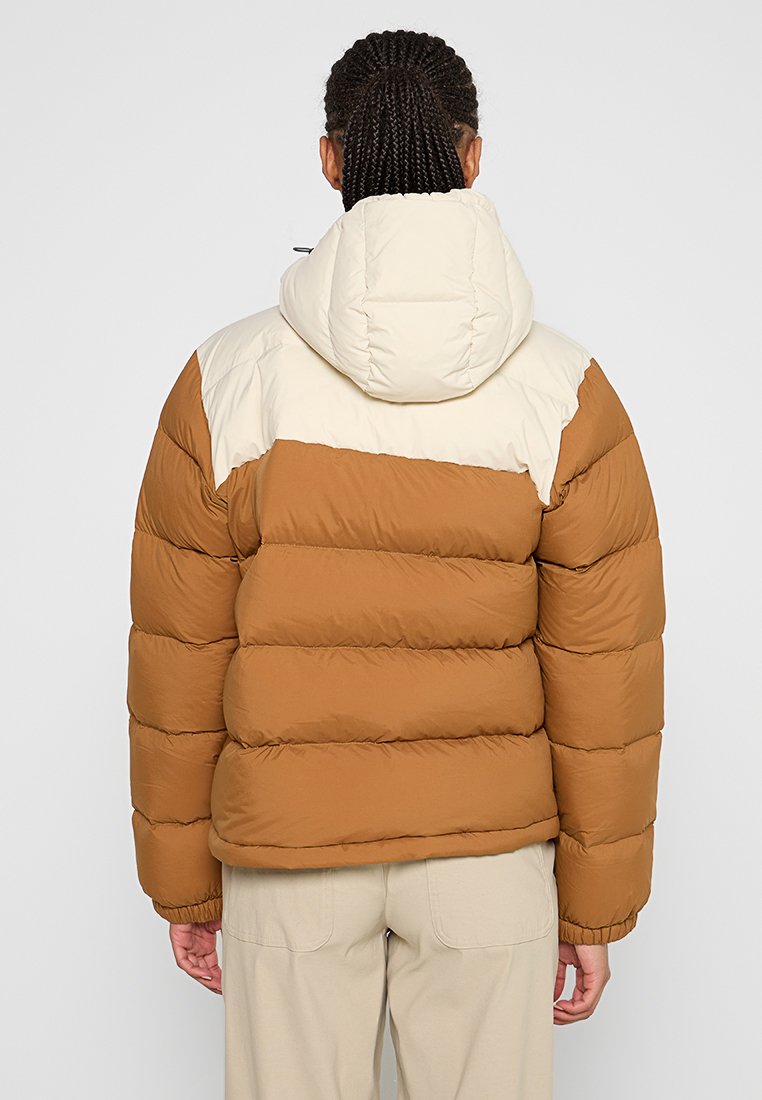 Brązowa kurtka puchowa z kremową górną częścią, z kapturem, ściągaczami na mankietach i pikowanym wzorem dla lepszej izolacji.