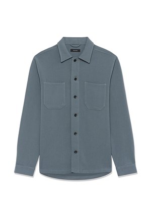 Zils gari piedurknu krekls ar divām krūšu kabatām un apkakli, izklāts uz baltas fona.