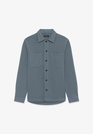 Sininen pitkähihaisellinen nappipaita, jossa on kaksi rintataskua ja kaulus, asetettuna tasaisesti valkoista taustaa vasten.