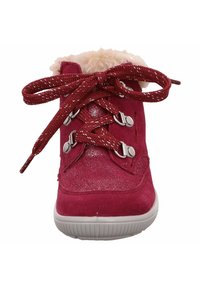 Rote Wildleder-Hochschuhe mit einem flauschigen, tanfarbenen Kragen, metallischen Ösen und strukturierten Schnürsenkeln, ausgestattet mit einer Gummisohle.