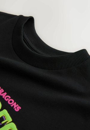 Schwarzes Baumwoll-T-Shirt mit geripptem Rundhalsausschnitt und buntem grafischem Textdesign vorne in Pink und Grün.