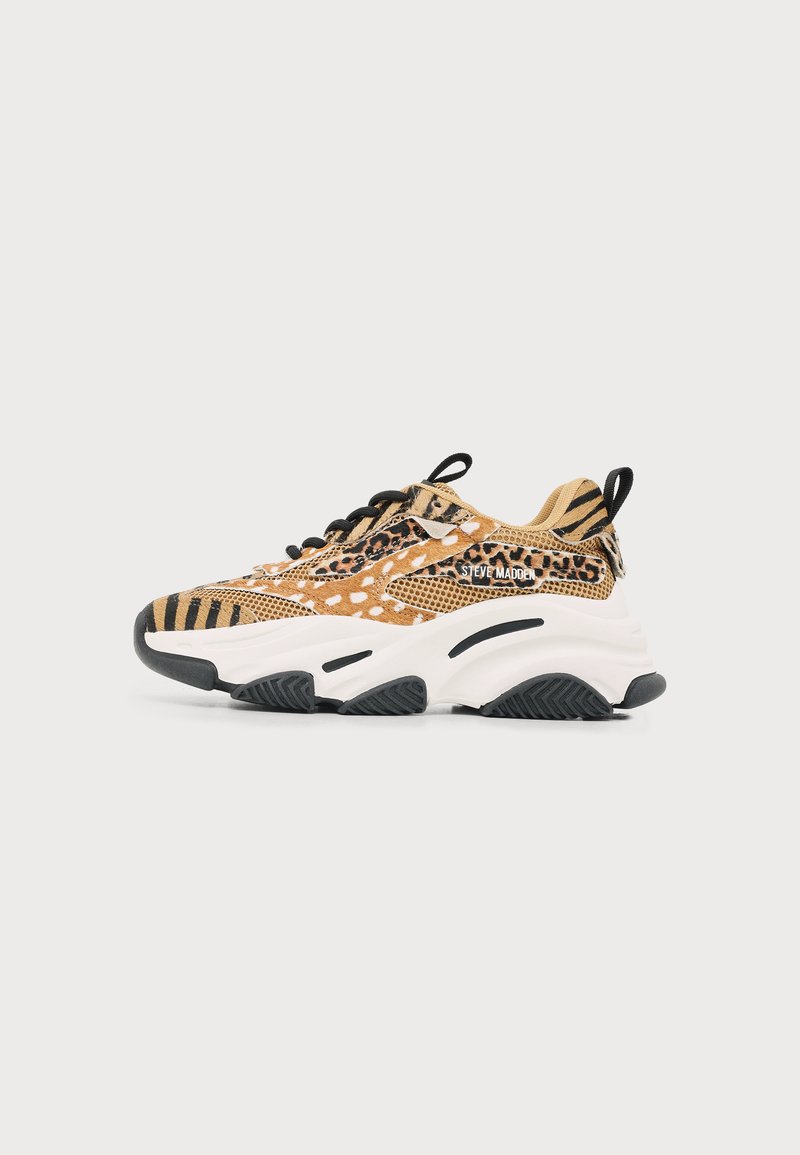 Chunky sneaker με μοτίβα animal print σε ταμπά, μαύρο και άσπρο, μαύρα κορδόνια, λευκή σόλα και λογότυπο "Steve Madden" στο πλάι.