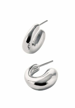 Par de pendientes de aro de plata lisa y pulida con formas gruesas y redondeadas, con cierre de poste, sobre un fondo blanco.