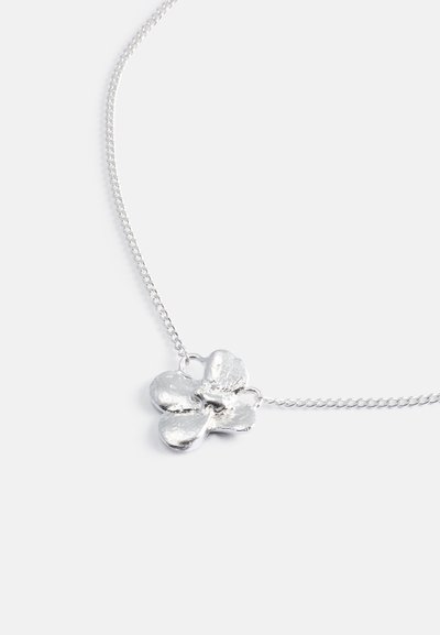 Ασημένιο κολιέ με κρεμαστό pendant σε μορφή λουλουδιού με τέσσερα πέταλα, προσαρτημένο σε μια λεπτή αλυσίδα.