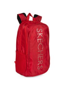 Mochila roja hecha de un tejido suave. Cuenta con un gran compartimento principal, un bolsillo lateral de malla y la palabra "SKECHERS" impresa en plata.
