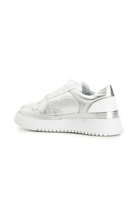 Metallisk silver- och vit sneakers med en slät textur, rund tå, snören och en tjock vit sula med en metallisk accent på hälen.