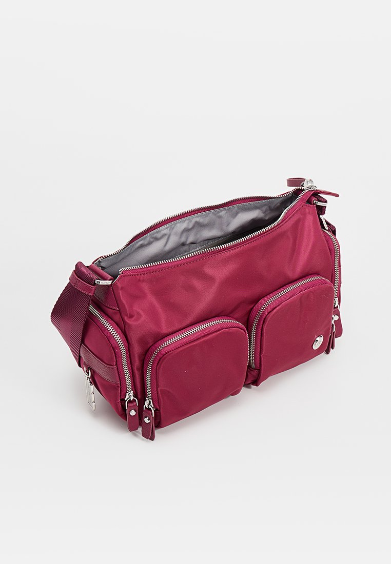 Burgunderfarbenes Nylon-Crossbody-Bag mit verstellbarem Tragegurt, Hauptreißverschlussfach und mehreren vorderen Reißverschlussfächern.