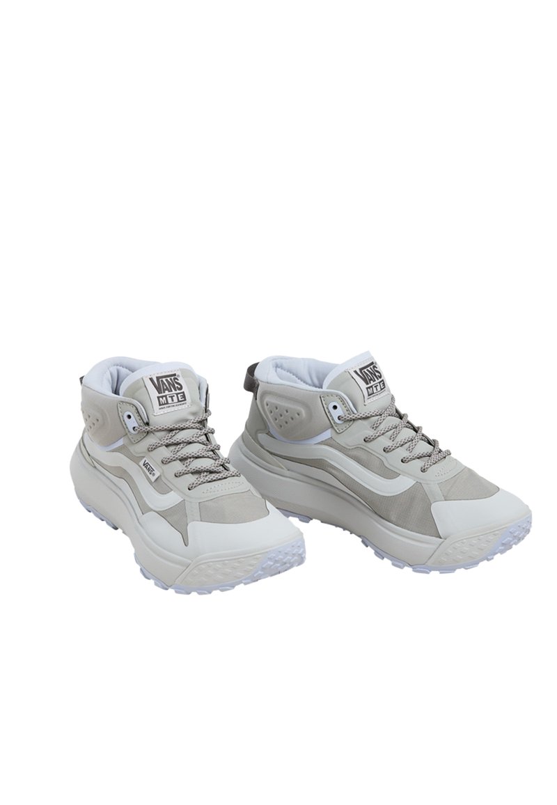 Wysokie trampki w jasnoszarym kolorze z kontrastującymi szarymi akcentami. Wykonane z materiałów syntetycznych o teksturowanym wykończeniu i gumowej podeszwie.