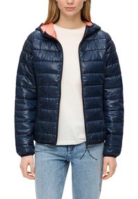 Granatowa puchowa kurtka z kapturem, z różową podszewką, zamkiem błyskawicznym i elastycznymi mankietami. Lekka, pikowana tekstura z bocznymi kieszeniami.