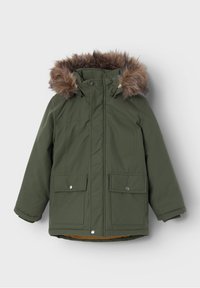 Abrigo de invierno verde con capucha con borde de piel sintética, dos bolsillos frontales, cierre de botones y textura acolchada, con un forro naranja en contraste.