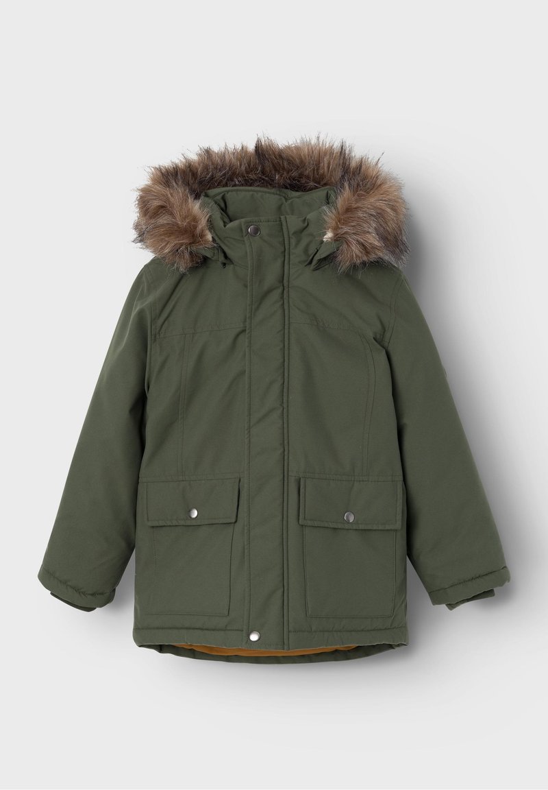 Abrigo de invierno verde con capucha con borde de piel sintética, dos bolsillos frontales, cierre de botones y textura acolchada, con un forro naranja en contraste.