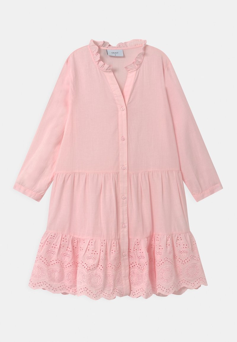 Světle růžové šaty s volánkovým límcem, zapínáním na knoflíky vpředu, dlouhými rukávy a vícevrstvým lemem s výšivkou ve tvaru očíček.
