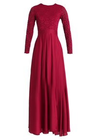 Lång röd aftonklänning med spetslånga ärmar, figurnära spetsliv och flödande satinkjol med veck.