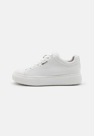 Sneaker bianco in pelle con punta arrotondata, design laccio piatto, collare imbottito e suola in gomma spessa con scanalature orizzontali per una migliore trazione.