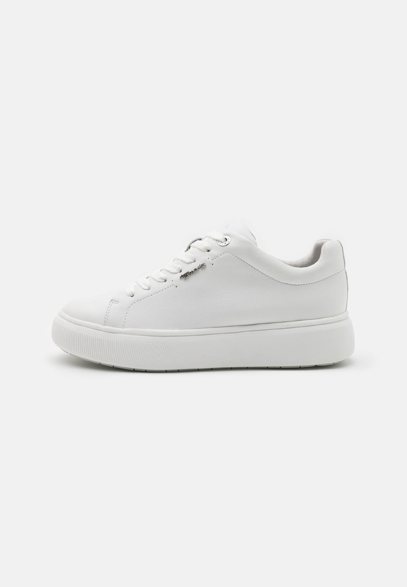 Sneaker bianco in pelle con punta arrotondata, design laccio piatto, collare imbottito e suola in gomma spessa con scanalature orizzontali per una migliore trazione.