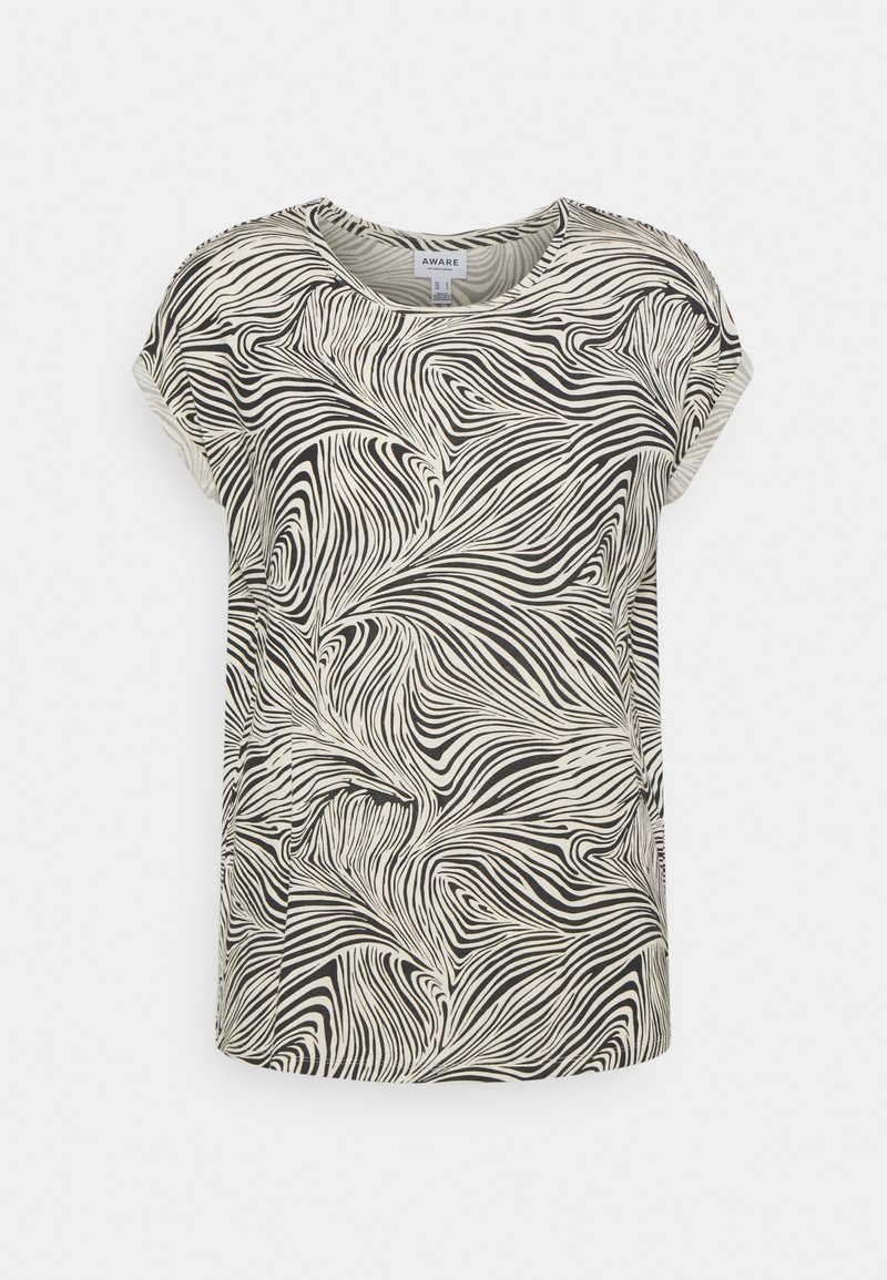 Kortærmet beige bluse med sort abstrakt zebra-lignende svulmønster og rund halsudskæring på ensfarvet baggrund.