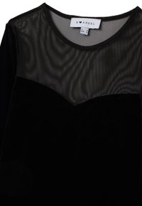 Zwarte fluwelen top met een doorschijnende mesh halslijn, met een aangesloten silhouet en een gebogen ontwerp. Label zichtbaar bij de halslijn.