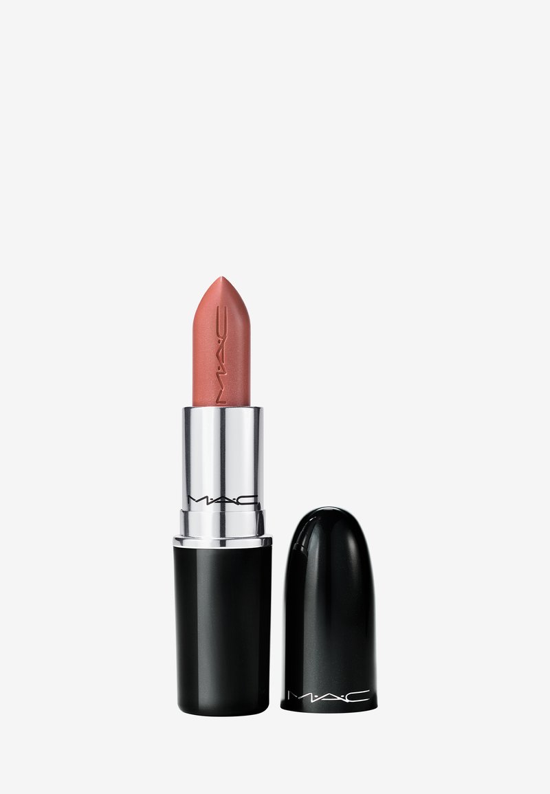 Lápiz labial de MAC con un diseño de bala en un color rosa suave. El tubo es negro con una banda plateada y un logo en relieve. La tapa es de color negro brillante.