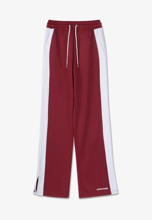 Burgundi sportnadrág fehér oldalsávokkal, rugalmas derékrésszel és húzózsinórral. Az alján hasítékok és "PEGADOR" logó található. Sima textúra.