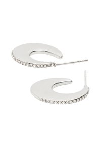 Srebrne kolczyki w kształcie półksiężyca z polerowanym wykończeniem i rzędem przezroczystych kamieni wzdłuż krawędzi. Lekki design z zapięciem na sztyft.