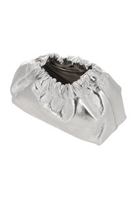 Sac à main en argent métallisé avec haut froncé, texture lisse, forme rectangulaire et légère brillance. Intérieur en tissu marron. Accents métalliques inclus.