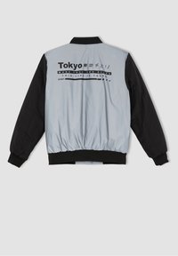 Kurtka bomberka z jasnoszarym korpusem i czarnymi rękawami, z napisem "Tokyo" i grafiką na plecach. Żebrowane mankiety i dół.