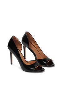 Scarpe con tacco alto open-toe in vernice nera dal design elegante, con tagli curvi sui lati, insole color sabbia e tacco a spillo.