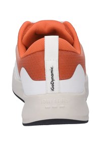 Zadní pohled na atletickou obuv s bílým a oranžovým textilním svrškem, polstrovaným límcem a gumovou podrážkou. Obsahuje logo značky a texturované akcenty.