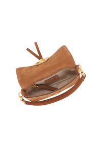 Beige Wildlederhandtasche mit goldfarbenem Verschluss, Lederband und einem geräumigen Innenraum mit Reißverschlusstasche und beigem Futter.