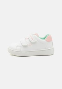 Weiße Sneaker mit zwei Klettverschlussriemen, hellrosa Akzenten an der Ferse und mintgrünem Innenfutter. Glattes, lederähnliches Material, abgerundete Spitze.