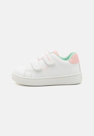 Sapatilha branca com duas tiras de velcro, detalhes em rosa claro no calcanhar e forro verde menta. Material liso semelhante a couro, ponta arredondada.