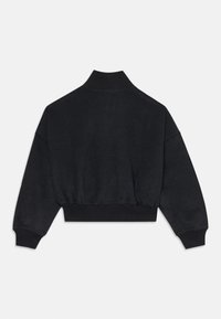 Černý cropped sweatshirt s dlouhým rukávem, vysokým ribovaným límcem a ribovanými manžetami, zobrazený zezadu na bílém pozadí.