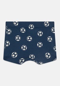 Námornícke modré boxerky vyrobené z jemnej bavlny, s potlačou bielych futbalových loptičiek po celom povrchu a pohodlným elastickým pásom.