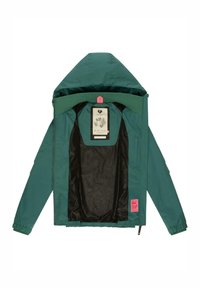 Giacca teal con cappuccio, chiusura con zip, polsini elastici e interno nero. Presenta un'etichetta rosa con testo e un'etichetta decorativa all'interno.