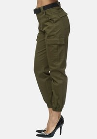 Pantalons cargo vert olive avec des poignets effilés, plusieurs poches latérales et une ceinture noire. Fabriqués à partir d'un tissu durable adapté à une utilisation décontractée.