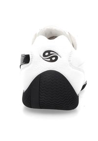 Weißer Sportschuh mit schwarzen Akzenten. Strukturiertes Synthetik-Obermaterial, flexible Sohle und ein Logo an der Ferse. Sicherer Riemen zum Verschließen.