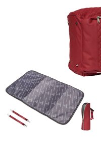 Mochila acolchada roja con herrajes plateados, un interior gris con una alfombrilla con estampado de logotipo y un estuche rojo a juego con cremallera y correa.