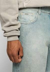 EIGHTYFIVE KNEE CUT - Laisvi džinsai - island blue