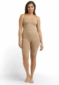 Beiger Body mit taillierter Passform, verstellbaren Trägern und Oberschenkel-Länge. Geripptes Design und nahtlose Verarbeitung für ein angenehmes Tragegefühl.