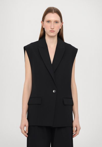 Černý bezrukávový blazer vyrobený ze strukturované tkaniny, s klopovým límečkem, jednobuttonovým zapínáním a dvěma předními kapsami.