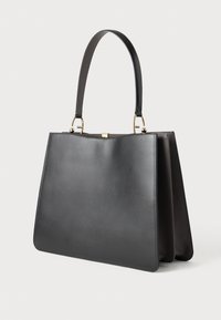 Bolsa tote preta em couro com forma estruturada, alças planas duplas e detalhes em metal dourado. Textura suave, design minimalista.
